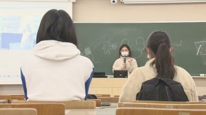 大学のアイヌ語授業の講師役摩耶さん