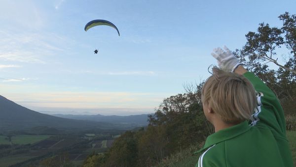 空を舞う前田