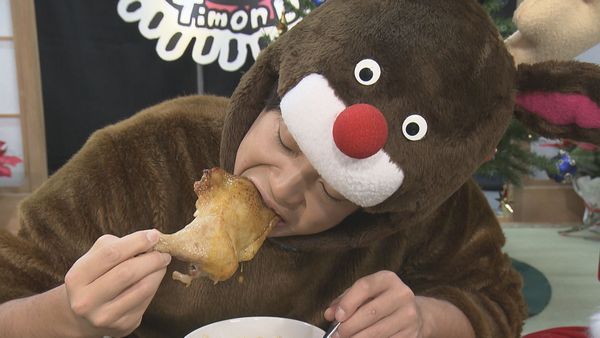 チキンにかぶりつく前田