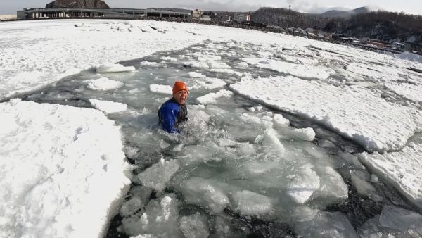 流氷の海に高岸