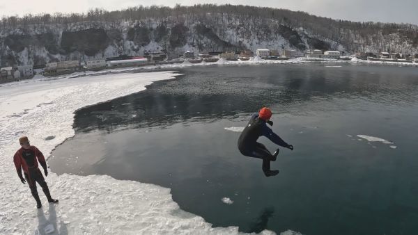 高岸、海へダイブ