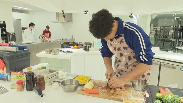 料理する前田裕太