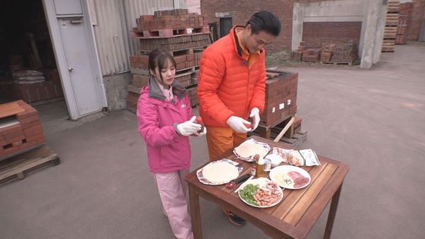 ピザを作る高岸と稲場愛香