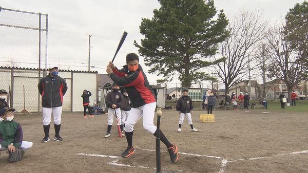 高岸がバッティングを披露