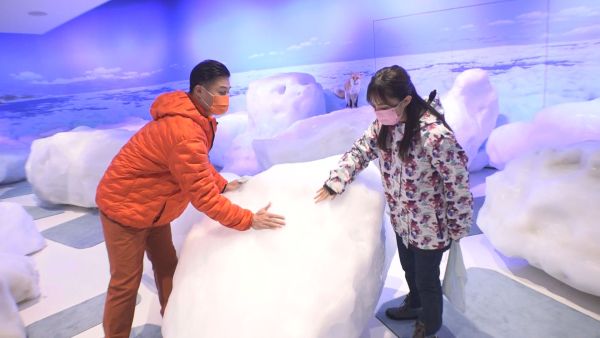 流氷館で流氷を触る