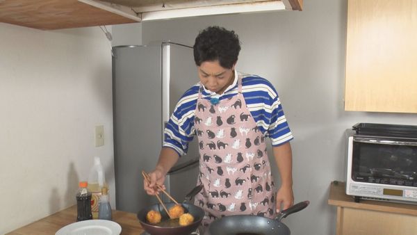 料理する前田