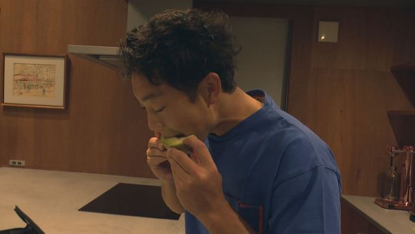 メロンを試食する前田