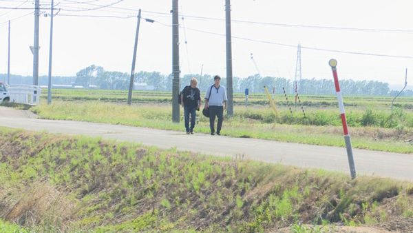 歩いてくる前田と山谷P