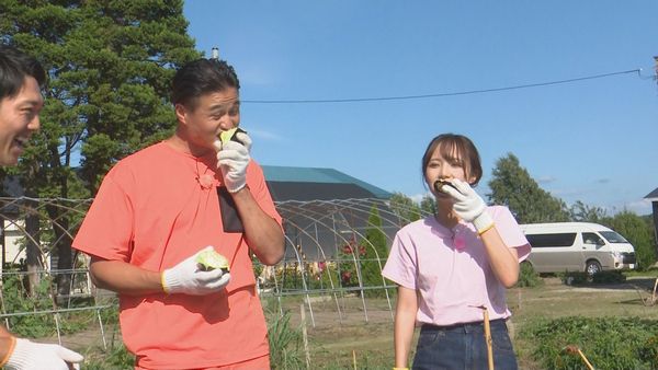 野菜をほおばる高岸と多田