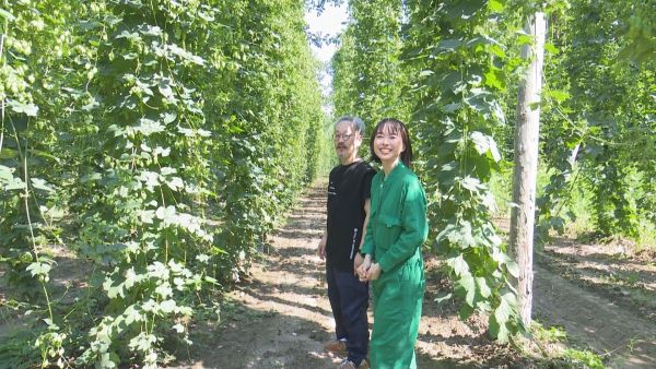 ホップ畑と庭野アナ