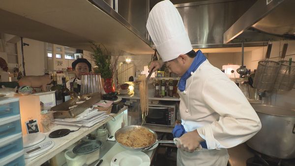 必死で料理を作る料理長前田