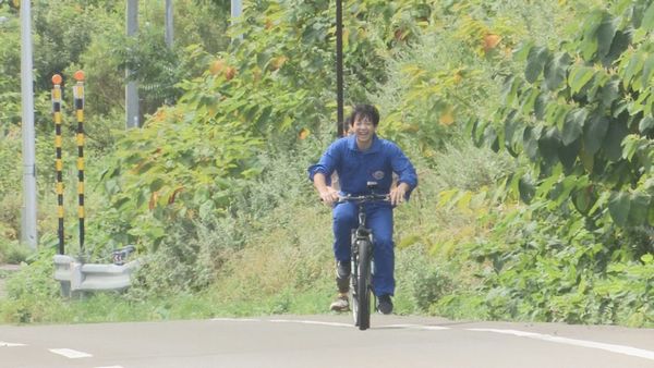 自転車をこぐ前田