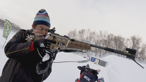 ライフルを構える高岸