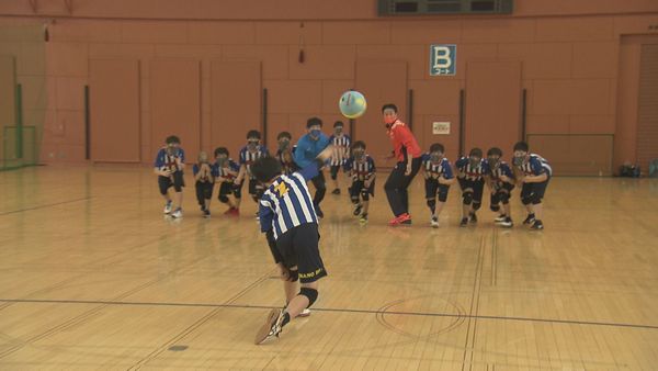 ドッジボールするティモンディと子ども達