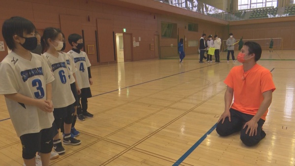 小学生に指導される高岸