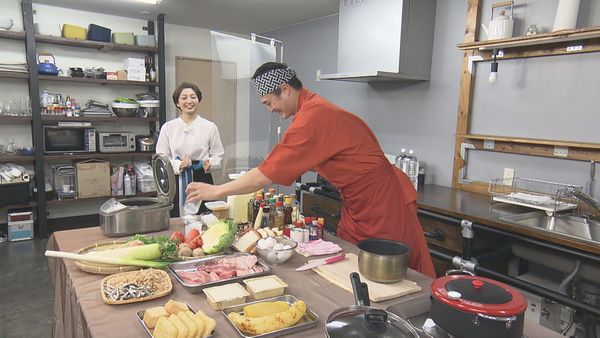 高岸がキッチンスタジオで調理