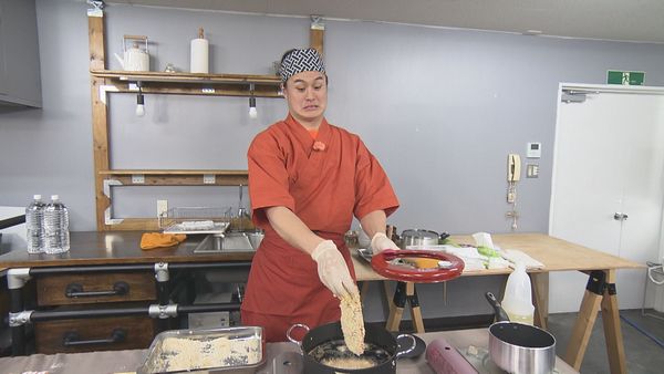 カツを揚げる高岸