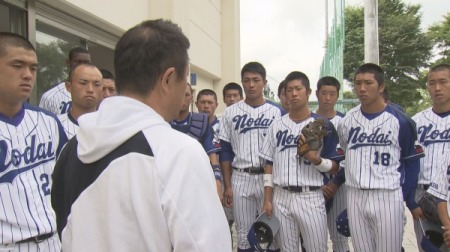 監督後ろ姿と選手たち