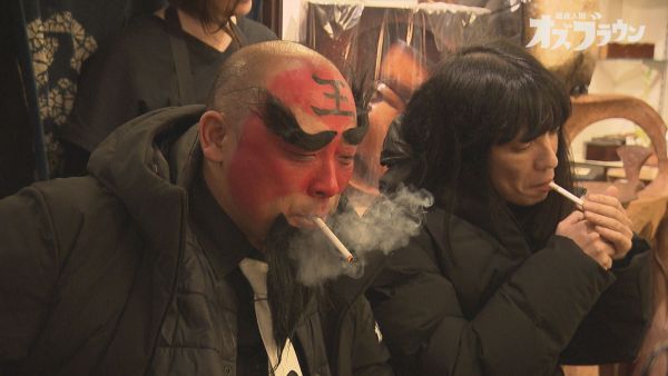 タバコを吸うみちお・友保