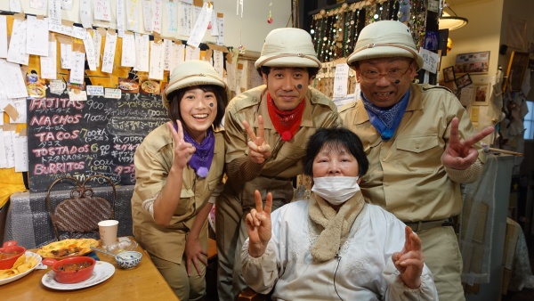 メキシコ料理店のお母さんと集合写真