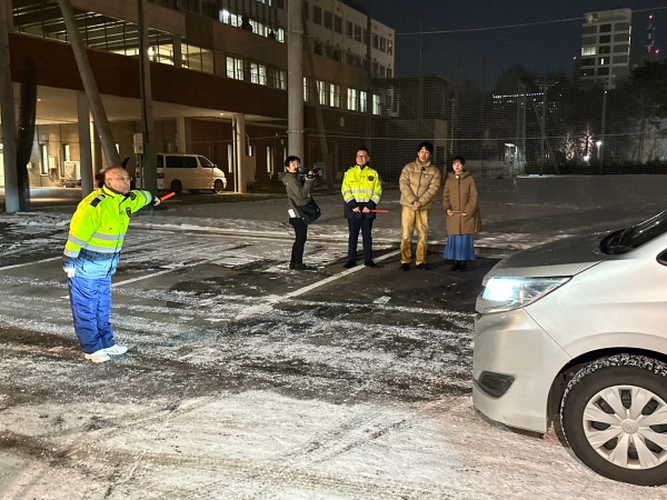 交通誘導員に挑戦する木村