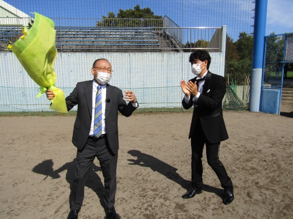 花束もらって喜ぶ木村と笑顔の大泉