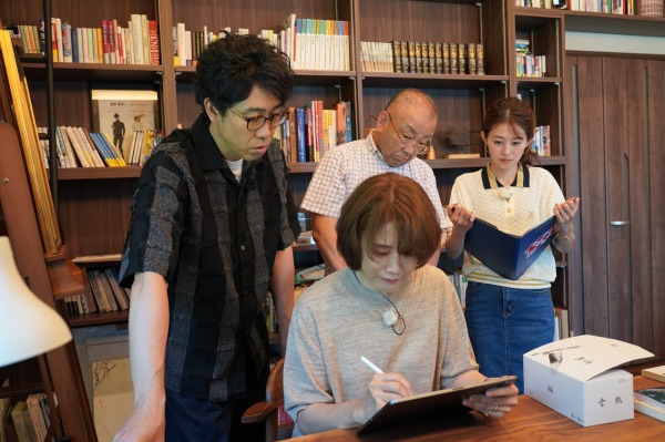 絵を描くヤマザキマリを見るYOYO'S