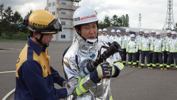 放水訓練に挑む大泉洋