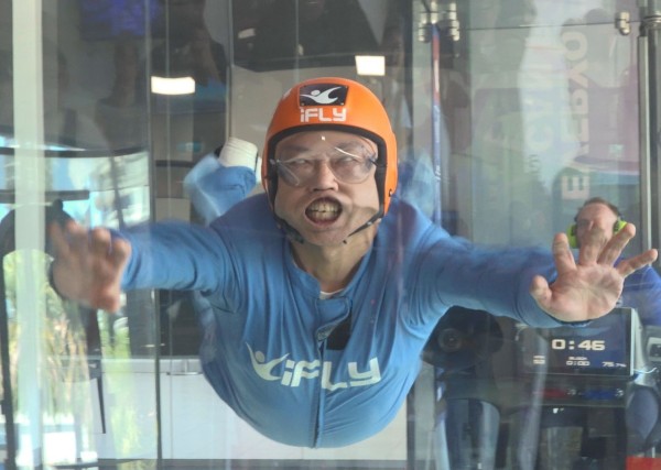 屋内スカイダイビングをする木村