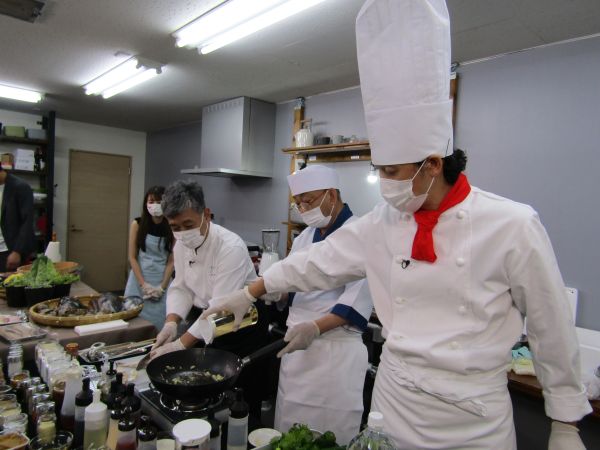 料理する大泉